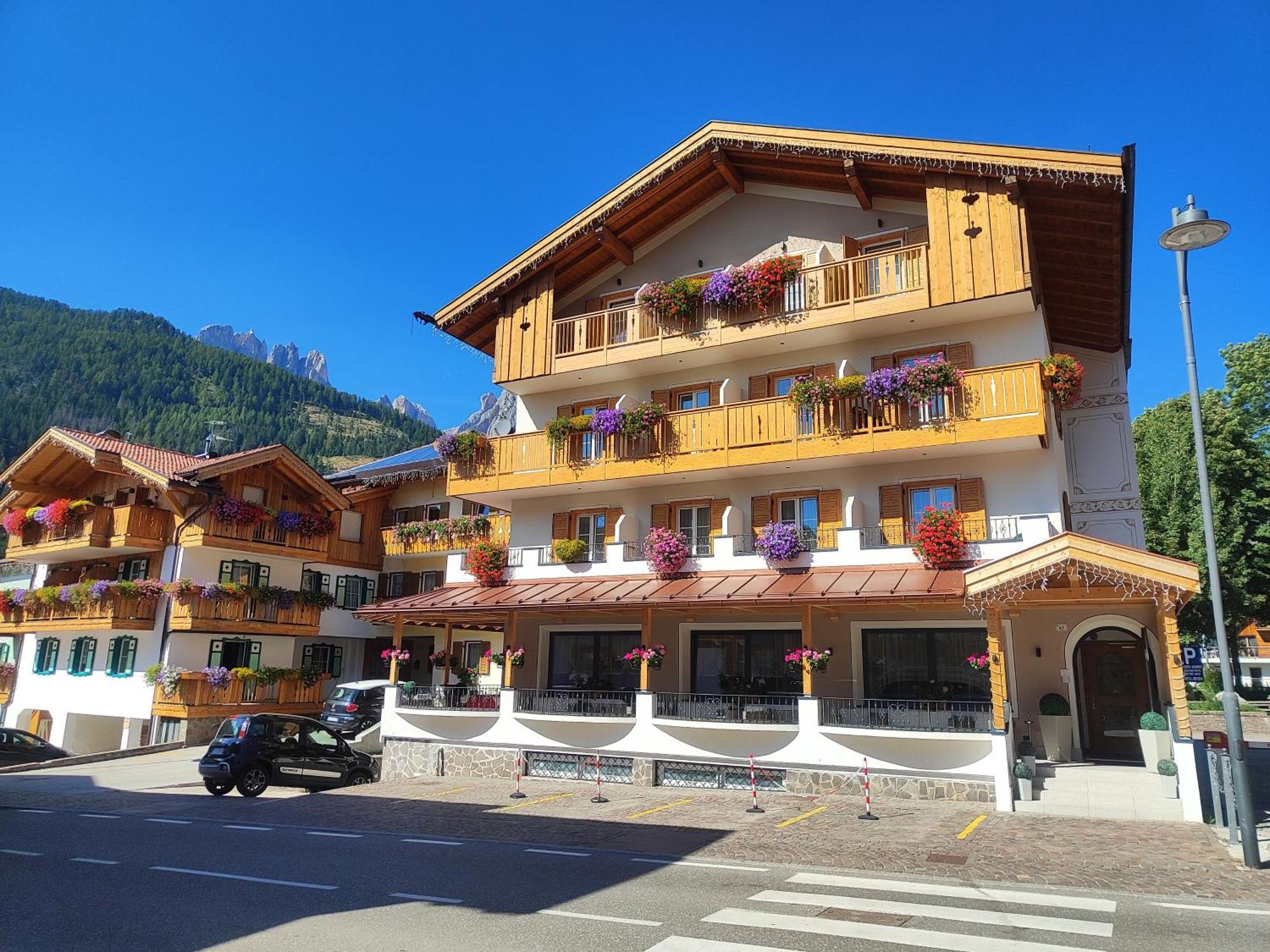 Hotel Villa Cima Undici Pozza di Fassa Exterior foto